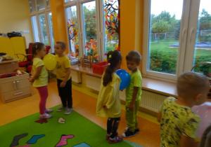 Dzieci ustawione w pary tańczą z balonami pomiędzy brzuchami.