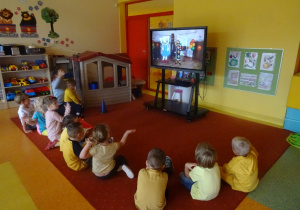 Dzieci oglądają interaktywny koncert "Jestem sobie Przedszkolaczek"