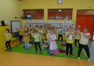 Dzieci tańczą w grupie.