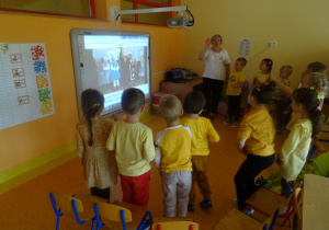 Dzieci oglądają interaktywny koncert "Jestem sobie Przedszkolaczek"