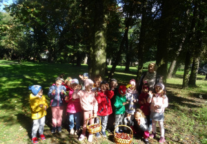 Dzieci w parku nazbierały dary jesieni