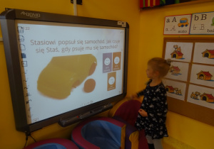 Dzieci rozwiązują quiz na tablicy interaktywnej.