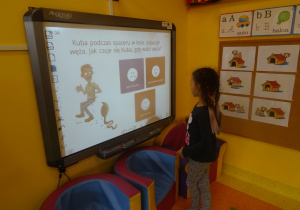 Dzieci rozwiązują quiz na tablicy interaktywnej.
