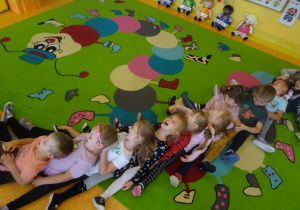 Dzieci bawią się w gąsienice.