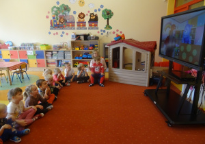 Dzieci siedzą przed ekranem mobilnym, oglądają bajkę o emocjach
