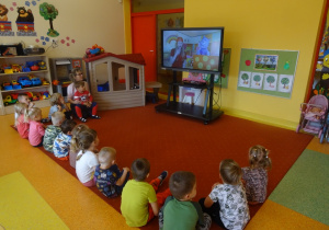 Dzieci siedzą przed ekranem mobilnym oglądają bajkę o emocjach