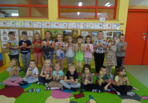 Dzieci trzymają słoiki z kompotami i sałatkami