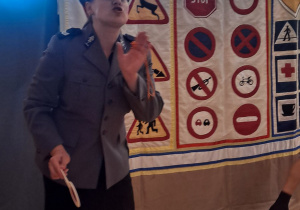 policjantka tłumaczy dzieciom znaczenie znaków