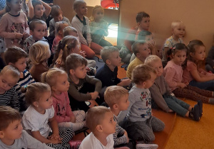 dzieci uważnie oglądają przedstawienie