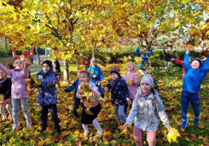 na spacerze dzieci bawiły się liśćmi - podrzucały liście