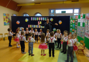 dzieci tańczą w kołeczku z panią prezentują przygotowany układ taneczny