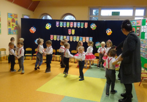dzieci tańczą w parach w kółeczkach