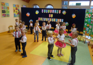 dzieci tańczą w parach w kółeczkach