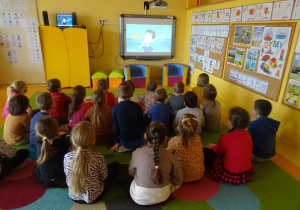 dzieci oglądają prezentacje multimedialna