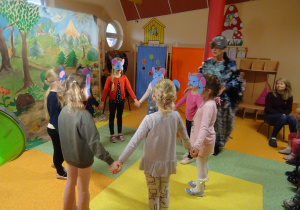 dzieci w widowni w maskach myszek tańczą razem z wróbelkiem