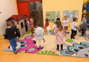 dzieci tańczą z misiami pluszowymi