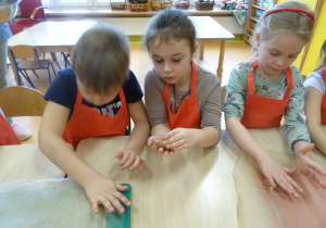 dzieci formują ciasteczka
