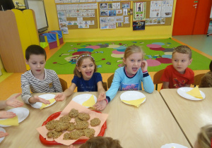 dzieci zjadą własnej produkcji ciasteczka owsiane
