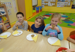 dzieci zjadą własnej produkcji ciasteczka owsiane