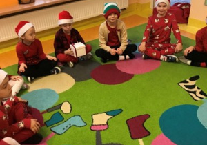 dzieci na dywanie wspólnie bawiły się w gry i zabawy zorganizowane przez nauczyciela