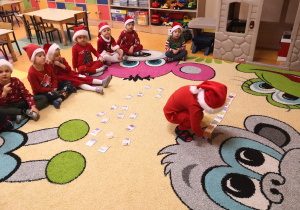 dzieci wspólnie grają i bawią się w zabawy zorganizowane przez nauczyciela