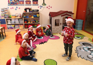dzieci wspólnie grają i bawią się w zabawy zorganizowane przez nauczyciela
