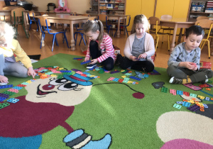 dzieci podczas zabaw matematycznych układały klocki Numicon w kolejności wzrastającej, rozpoznawały wzrokiem i dotykiem kształty Numicon, nazywały ich kolor i liczebność,  szukały  liczb składowych (sumy) wskazanej liczby za pomocą różnych kombinacji klocków Numicon, które potem układały.