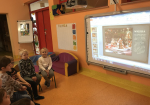 dzieci oglądają prezentacje multimedialną