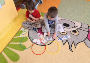 dzieci segregują przedmioty wg określonej cechy - koloru