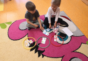 dzieci segregują przedmioty wg określonej cechy - koloru
