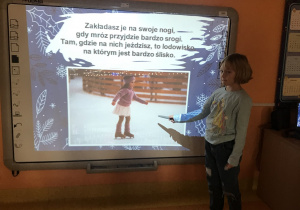 dzieci oglądają prezentacje multimedialną o zimie