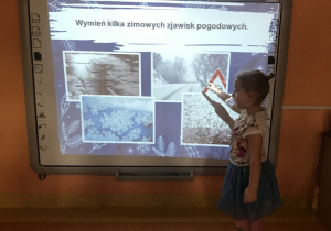 dzieci oglądają prezentacje multimedialną o zimie