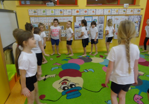 dzieci w strojach sportowych maszerują na dywanie