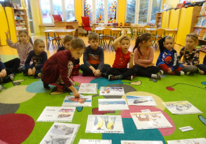 dzieci wybierają ilustracje ze zwierzętami żyjącymi w Arktyce