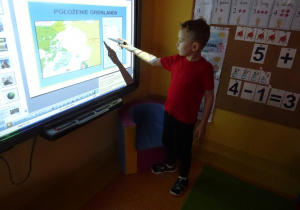 dzieci dowiadują się gdzie na mapie znajduję się Arktyka w prezentacji multimedialnej