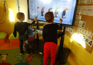 dzieci oglądają zwierzęta z Arktyki w prezentacji multimedialnej