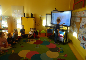 dzieci oglądają zwierzęta z Arktyki w prezentacji multimedialnej