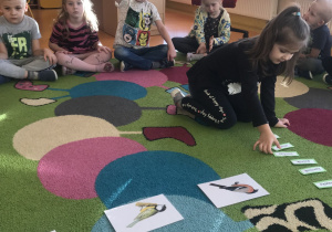 dzieci wskazują ptaki, które zimują w Polsce