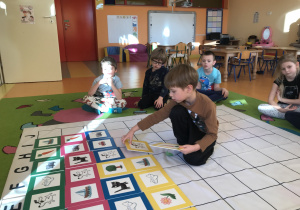 dzieci kodują na dywanie według ustalonego wzoru