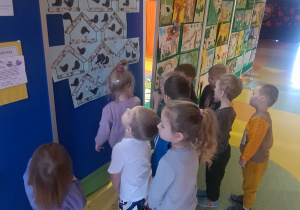 dzieci podziwiają swoje prace na wystawie