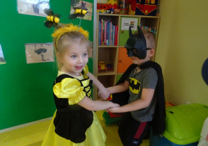 pszczółka Maja i Batman tańczą trzymając się za ręce