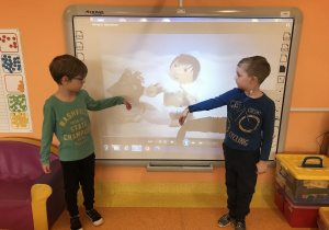 chłopcy wskazują na ekranie Eskimosa