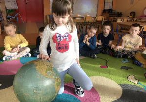 dziewczynka na globusie wskazuję obszar Dalekiej Północy