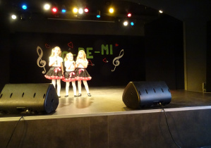 dziewczynki śpiewają na scenie przygotowaną piosenkę