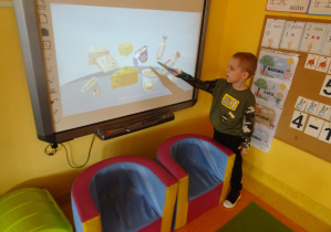 chłopiec na ekranie wskazuje produkty mleczne