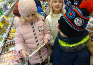 dzieci wybrały się do pobliskiego sklepu w poszukiwaniu oznaczeń ekologicznych na produktach