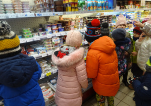 dzieci wybrały się do pobliskiego sklepu w poszukiwaniu oznaczeń ekologicznych na produktach