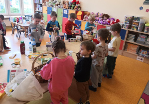 Biedronki na zajęcia przyniosły opakowania produktów, które można kupić w sklepie