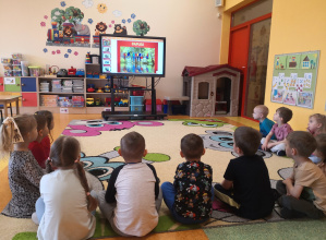 „Kolorowe papugi”- praca plastyczna w Biedronkach