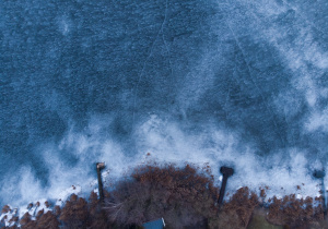 zimowy krajobraz zdjęcie zrobione przez dziewczynkę z grupy Pszczółki , zamarznięte jezioro z lotu ptaka